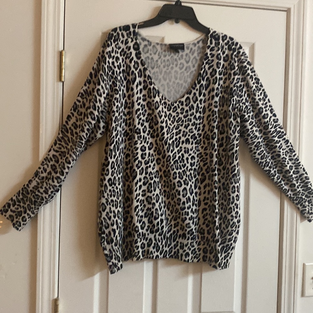 Lane Bryant black&cream size 26/28. Beautiful &soft.Long sleeves great condition
